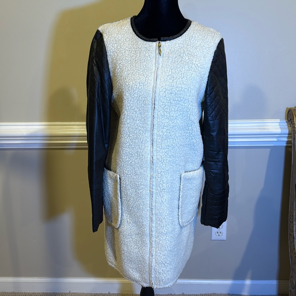 Gianni bini long Sherpa jacket size M
Faux Leather sleeves with quilted details.